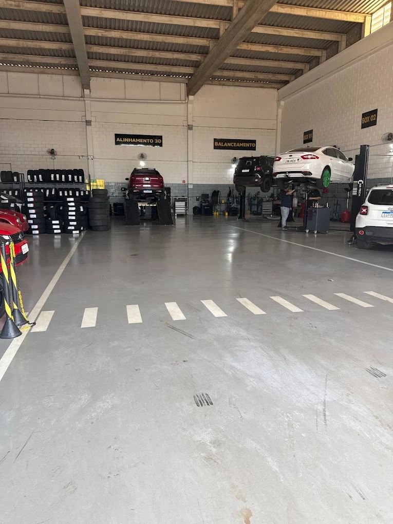 Pátio interno da FSW com os elevadores e carros em manutenção