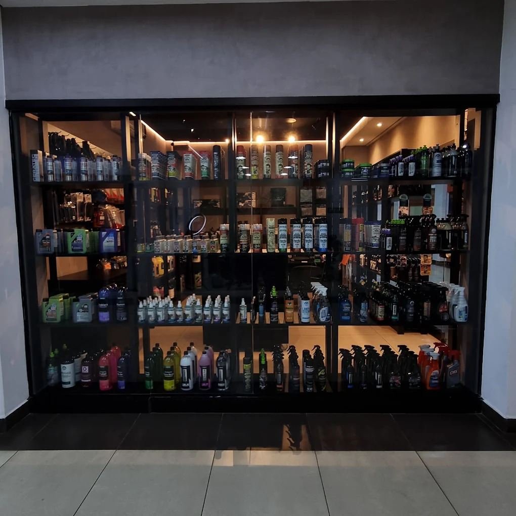 Vitrine iluminada de produtos automotivos na loja da FSW